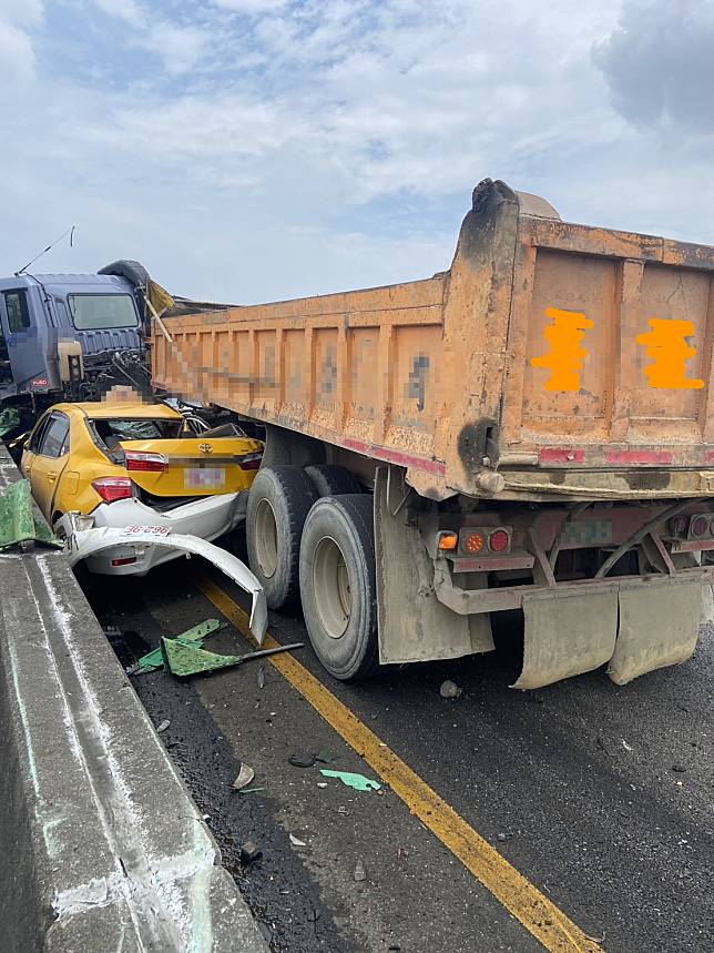 邱男駕駛營半聯左前輪爆胎，導致失控往內側車道偏移。圖：讀者提供