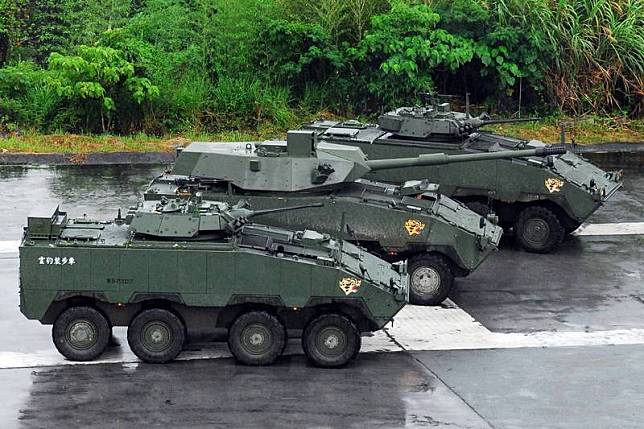 軍備局以雲豹8輪甲車為載台研製各型的甲車。圖為三款衍生型甲車進行測試，中間的即為105公厘輪型戰砲甲車。(資料照，軍聞社提供)