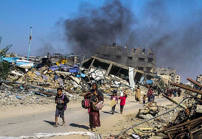 People forced to flee from Beit Lahia are seen in Gaza City, on Nov. 5, 2024. (Photo by Mahmoud Zaki/Xinhua)