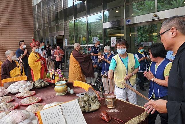 基隆長庚祈福超薦法會今年特別安排於一樓大廳舉辦；由副院長李立夫主祭，血液腫瘤科主任葉光揚、安寧病房主任吳宗翰率醫護團隊、志工隊及病友家屬共同參與。(基隆長庚紀念醫院提供)