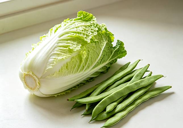 四季豆與大白菜均富含膳食纖維，前者有助於排便順暢，後者則被認為對降低血脂、維持血管健康有所幫助。（示意圖／AI生成圖）