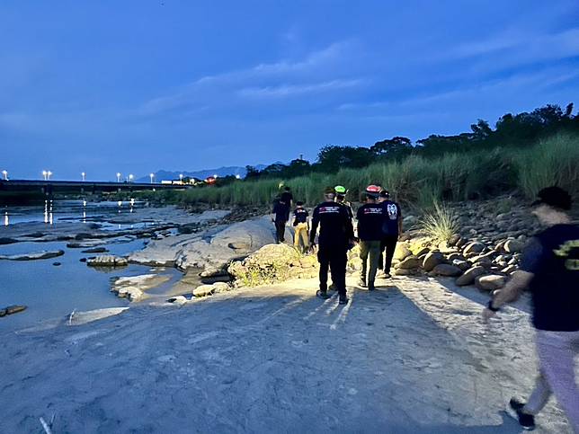 警消人員沿著河床搜索。（民眾提供）