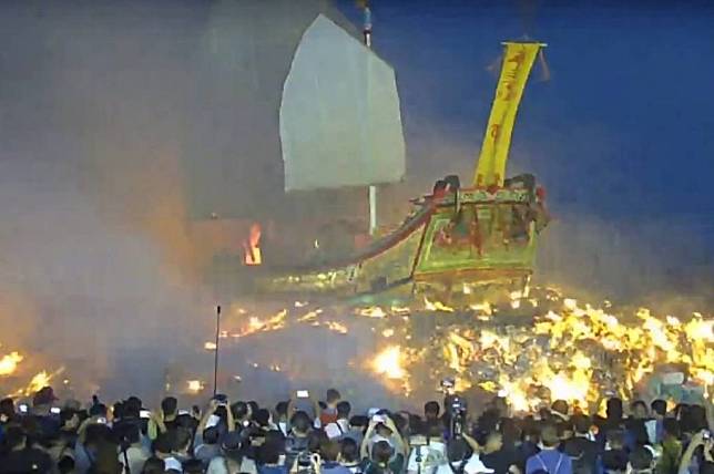 東港迎王平安祭典，五日清晨五時十六分引燃王船送王後，結束八天七夜祭典活動。（東隆宮提供）