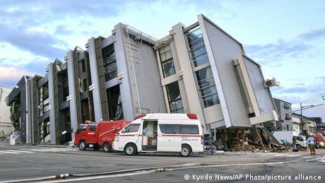 日本的救災人員正在石川縣一棟倒塌的房屋搜尋。