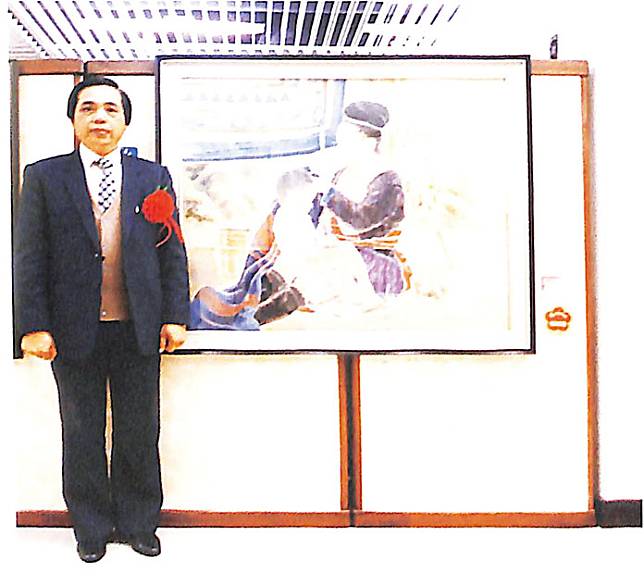 第40屆全省美展，陳壽彝在獲獎作品前留影。