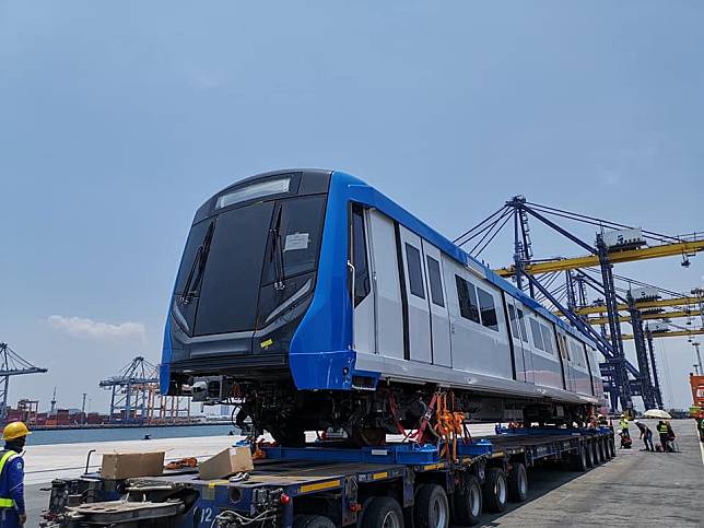 รฟม.-BEM รถไฟฟ้าขบวนใหม่ถึงประเทศไทย เตรียมให้บริการสายสีน้ำเงินส่วนต่อขยาย