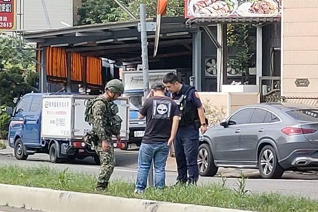 軍方派員處理車禍事宜。民眾提供