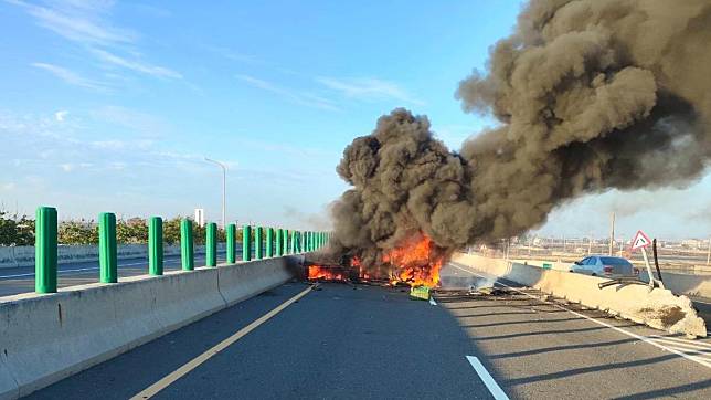 雲林台61線貨車自撞火燒車，副駕男子受困燒死車內。（圖／民眾提供）