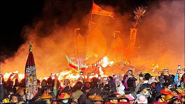 小琉球昨天舉辦送王儀式，熊熊火舌燒王船的畫面引來不少人爭睹。(民眾提供)