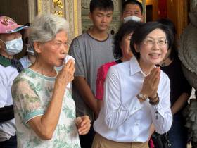 民進黨立委林岱樺前往鳳山天公廟拜拜，表示會參選到底、為高雄打拼。（圖：溫蘭魁攝）