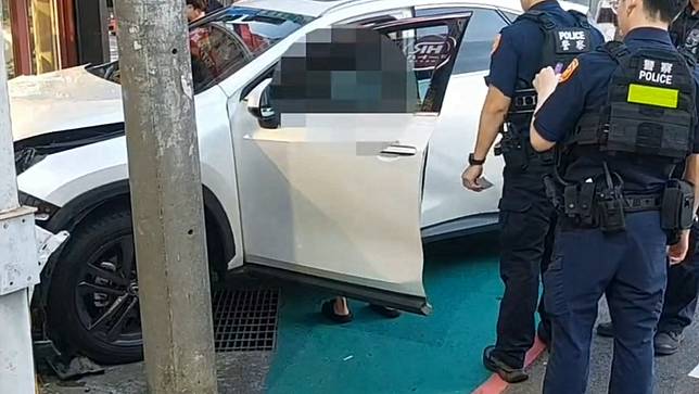 林女毒駕撞入店面，車內竟有3歲女兒，讓人捏一把冷汗。讀者提供