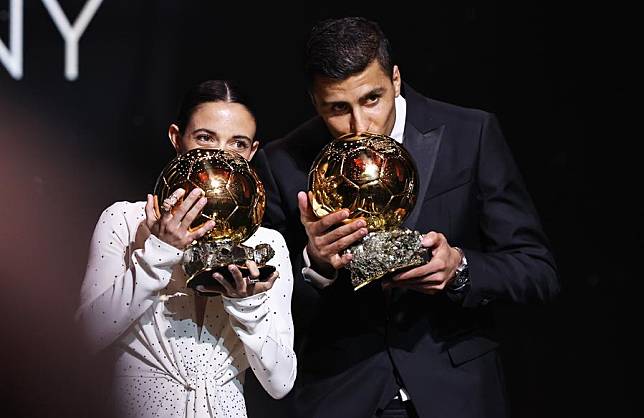 Barcelona's Spanish player Aitana Bonmati (L) and Manchester City's Spanish player Rodri kiss their trophies during the 2024 Ballon d'Or award ceremony at the Theatre du Chatelet in Paris, France, on Oct. 28, 2024. (Xinhua/Gao Jing)