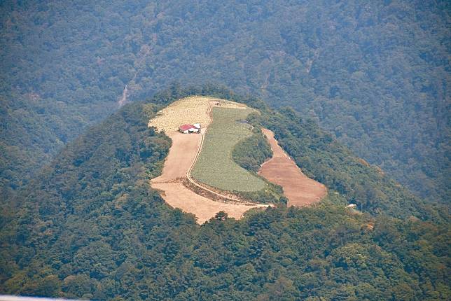 南投有38萬公頃山坡地，光仁愛鄉的山坡地面積就比彰化全縣大，圖為合歡山山頭被剷平的個案，檢方正在調查中。