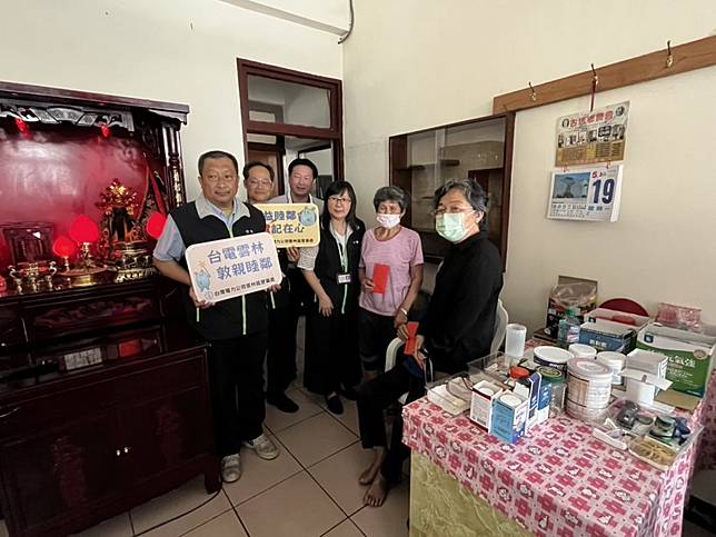 端午佳節前夕，台電雲林區處送暖八弱勢戶。（記者陳正芬攝）