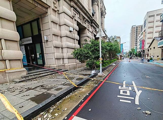 強颱康芮帶來陣風大雨，桃園市區一處社區外牆下起磁磚雨，市府要求社區7日內改善，未完成將祭出6萬元罰單。圖／桃園市都發局提供