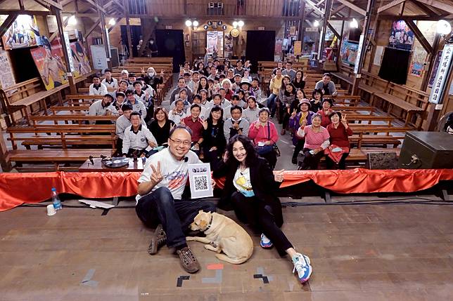 「萬國戲院」老闆江明赫為了挽救老戲院，利用臉書召集許多對老建築、文創有興趣的民眾。除了假日放映電影外，也舉辦很多活動，包括展覽、布袋戲及歌仔戲的展演，吸引很多遊客慕名而來。（圖／LINE TV提供）