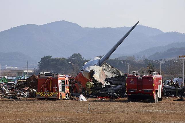 南韓濟州航空發生嚴重墜機事故，死亡人數仍在攀升中。（美聯社）