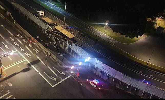 24日凌晨4時許，鋼樑從聯結車上掉落，砸爛北市水源快速道路整排隔音牆，也造成水快南向一度塞爆。（民眾提供/陳鴻偉台北傳真）