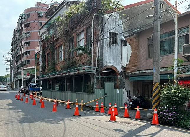 受強震影響，新北市市定古蹟鶯歌汪洋居建物部分紅磚塊掉落，文化局已設置警示線。 （新北文化局提供）