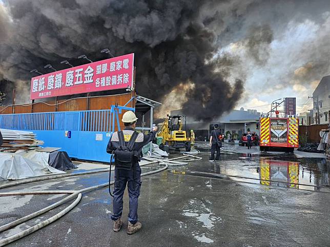 仁武區塑膠倉庫火警釀空汙，環保局派遣空汙應變小組到場執行監測作業，並將依法開罰。（記者王正平翻攝）