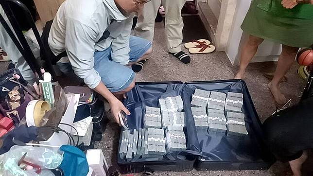 屏東警方逮捕詐騙車手，起出上千萬元。(屏東縣警局提供)