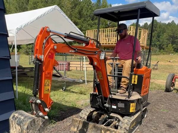 AHM AX-15 Mini Excavator