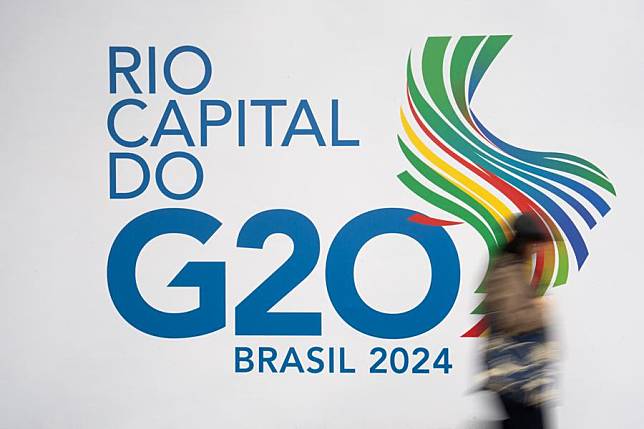 A woman walks past a G20 logo near the main venue of the 19th G20 summit in Rio de Janeiro, Brazil, Nov. 16, 2024. The 19th G20 summit is scheduled from Nov. 18 to 19 in Rio de Janeiro. (Xinhua/Wang Tiancong)