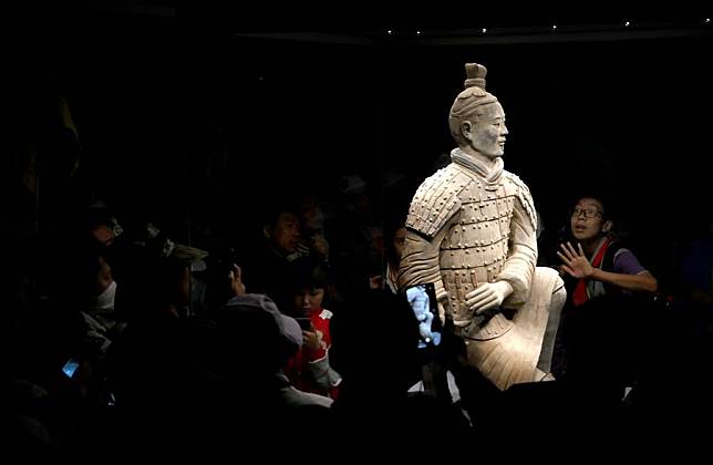 People visit pit No.2 of the Emperor Qinshihuang's Mausoleum Site Museum in Xi'an, northwest China's Shaanxi Province, April 26, 2023. (Xinhua/Liu Xiao)