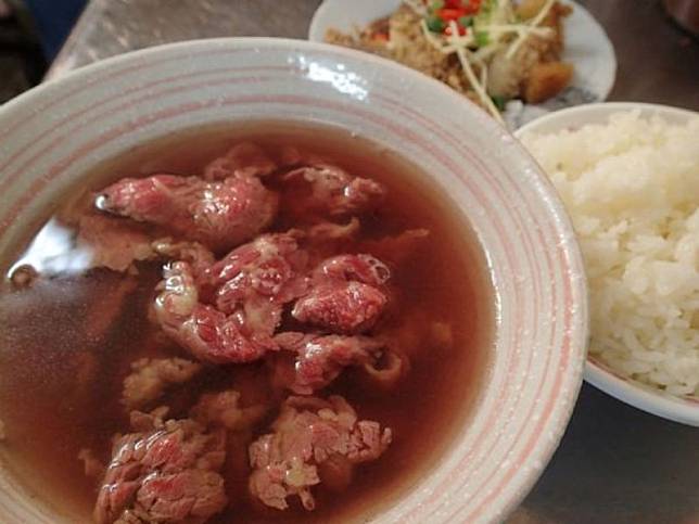台南清燙牛肉湯名氣響亮，新鮮溫體牛肉口味獨特，百吃不厭。
