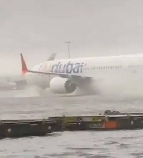 杜拜強降雨跑道淹水，客機被迫在水道上滑行。（圖／翻攝X@jamiebsmith）