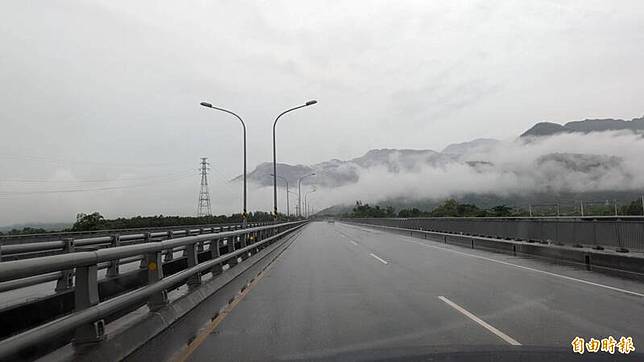 今天上午的台9線萬里溪橋，因為山區持續降雨霧濃厚。(記者游太郎攝)