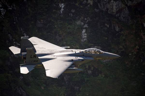 美國空軍傳出將向波音公司採購新型戰機「F-15X」，F-15X可以掛載22枚空對空飛彈，宛如「飛行武器庫」。圖為F-15戰機。(法新社)