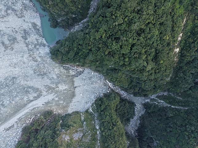 萬里溪堰塞湖蓄水率達99.4%！距溢流口僅剩26公分。（圖／林業署花蓮分署）