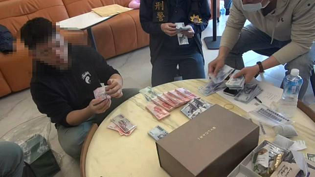 台中市刑大破獲以李姓、陳姓男子為首的犯罪集團非法博弈水房據點，查扣大批現金。（民眾提供，中央社）