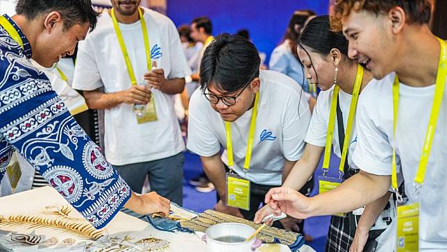 Foreign students visit a batik craft exhibition during the 2024 China-ASEAN Education Cooperation Week in southwest China's Guizhou Province, Aug. 21, 2024. (Xinhua/Tao Liang)