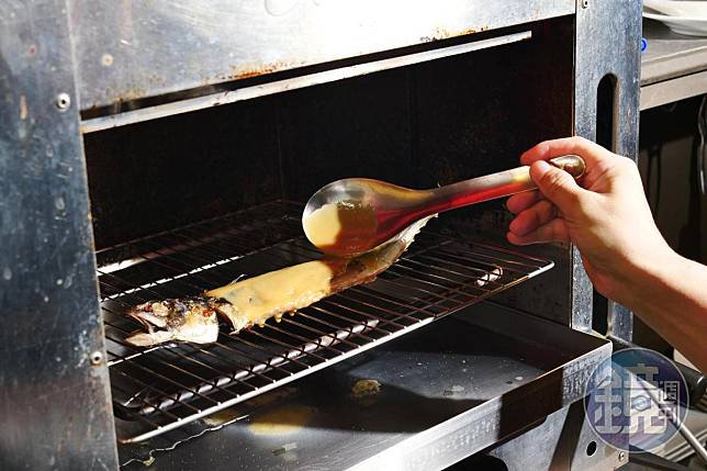 鯖魚炙烤到8分熟時刷上紅酒味噌醬，能幫助魚肉熟成，也為其賦味。