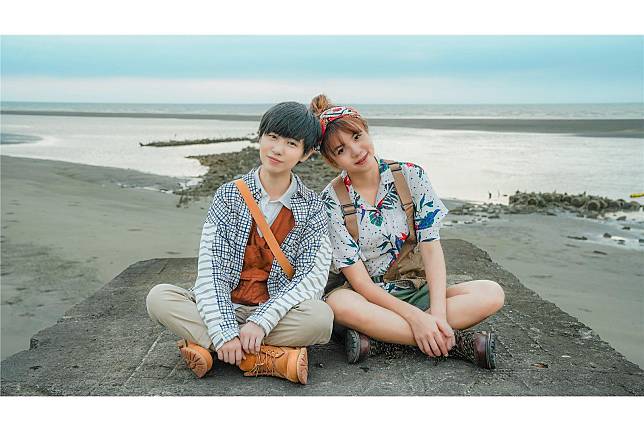 小魏魏嘉瑩（左）和妹妹Shine拍攝MV。（小魏工作室提供）