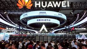 2025年7月26日，世界人工智慧大會（WAIC）在中國上海舉行，民眾在華為的展位前參觀。路透社資料照片