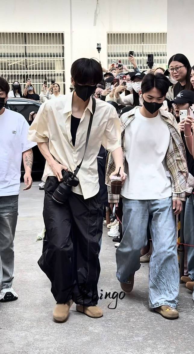 張凌赫被粉絲目擊走路時一拐一拐的，看起來行動不便。翻攝自微博