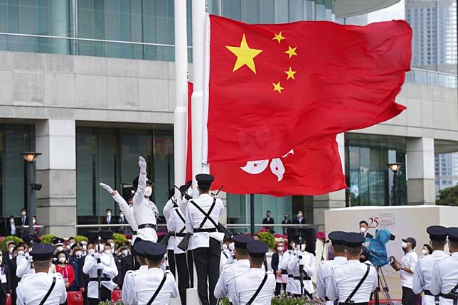 香港主權移交中華人民共和國25周年，民進黨聲明呼籲，中共當局應立即停止對香港的人權、自由與民主法治的戕害。圖為香港在主權移交25周年的今日舉行升旗典禮。（美聯社）