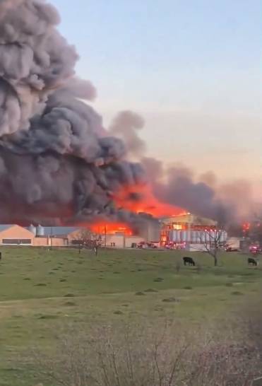 美德州養雞場傳大火，火勢相當兇猛。（圖／翻攝自X）
