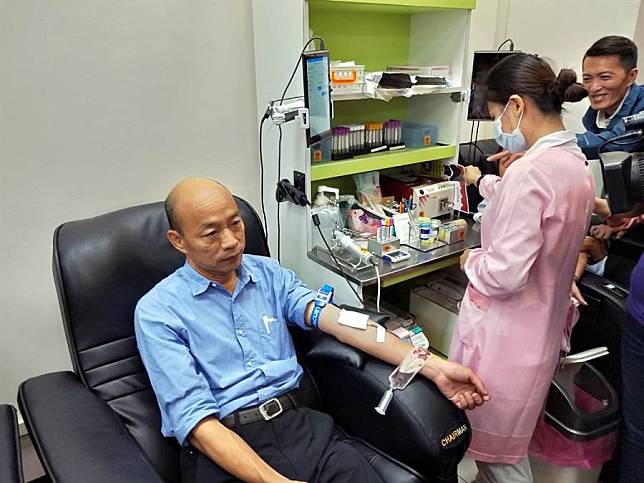 韓國瑜捐血宣布競選活動暫停數日
