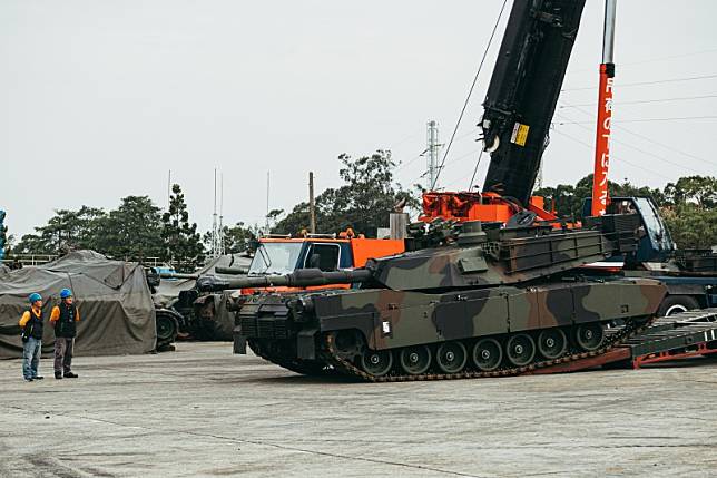 美國對台軍售405億共計108輛M1A2T戰車，首批38輛在今（16）日凌晨於台北港現身。（軍聞社提供）