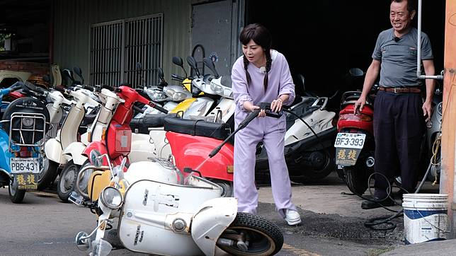 ▲學習洗車的過程中，兩人還打起水仗，老闆還拿起雨傘備戰，做足綜藝效果。（圖／LINE TV提供）