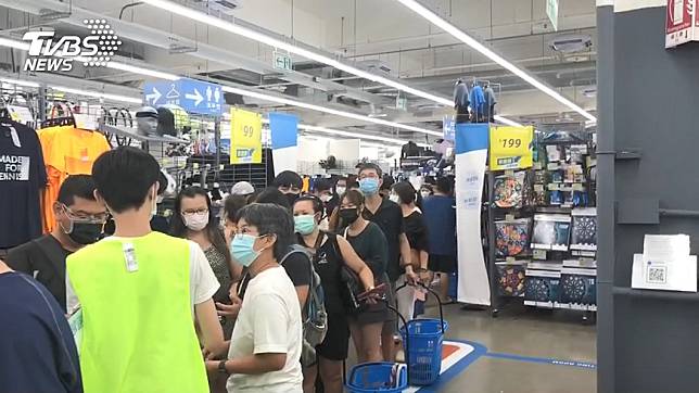 運動用品店迪卡儂因價格便宜、種類多樣，深受消費者喜愛。（圖／TVBS資料畫面）