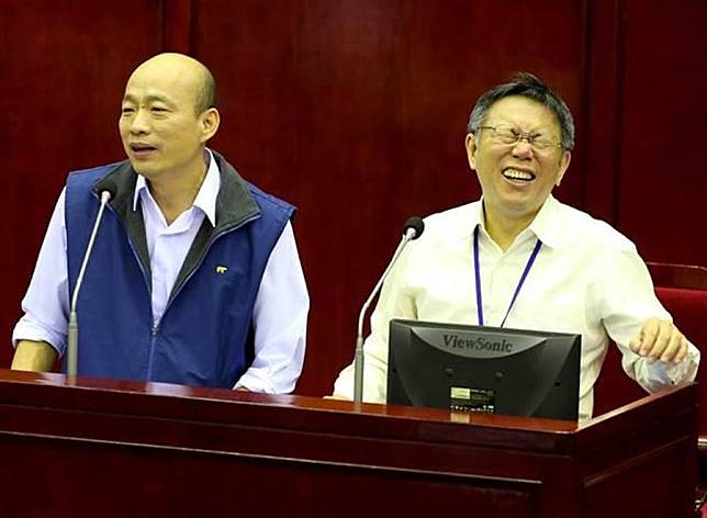 2016年11月在議會備詢，看到韓國瑜（左）出場，柯文哲（右）忍不住笑出來。（本報資料照片）