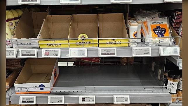 南韓超市貨架上的鹽被搶購一空。（圖／翻攝自@kikilalaflower推特）