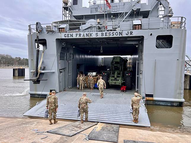 美國軍方表示，已派遣一艘後勤支援艦前往加薩運送人道援助物資。圖為貝森將軍級(General Frank S. Besson class)後勤支援艦離開維吉尼亞州的朗里-尤斯提斯聯合基地。 (圖:@CENTCOM)