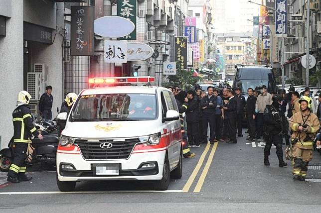 吳嫌與警方重啟談判，現場槍聲大作，吳嫌中彈送醫。(記者張忠義攝)