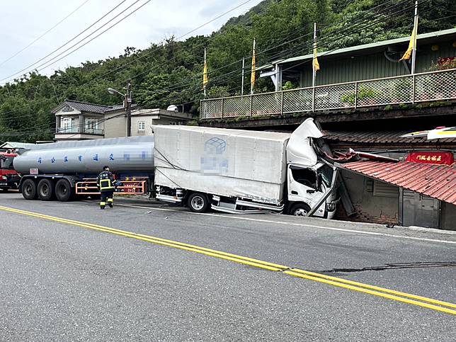 台二線頭城段化學槽車衝撞民宅釀三傷！